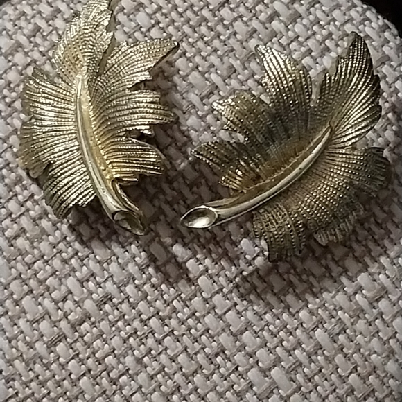 Signed Emmons Gold Toned Oak Leaf Clip-on Earrings - Picture 1 of 7